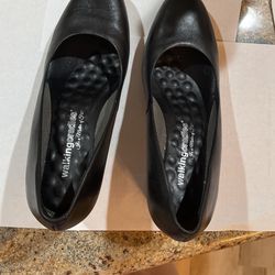Black Pumps