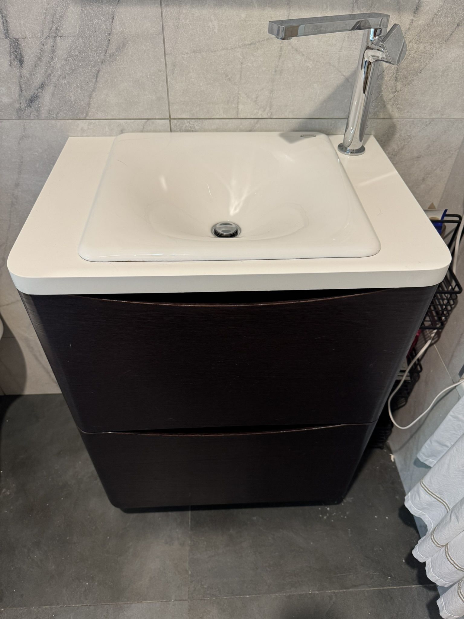 Sink/vanity and mirror