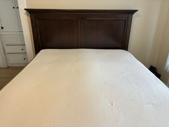 Queen Size Solid Wood Bed Frame & Avocado Organic Mattress