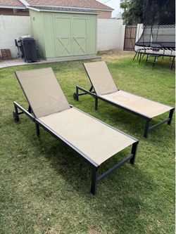 2 pool loungers