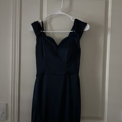 Is anyone interested in buying this dark blue long dress and It has a leg slit. I’ve only worn this dress once back in 2022 for my cousins quince