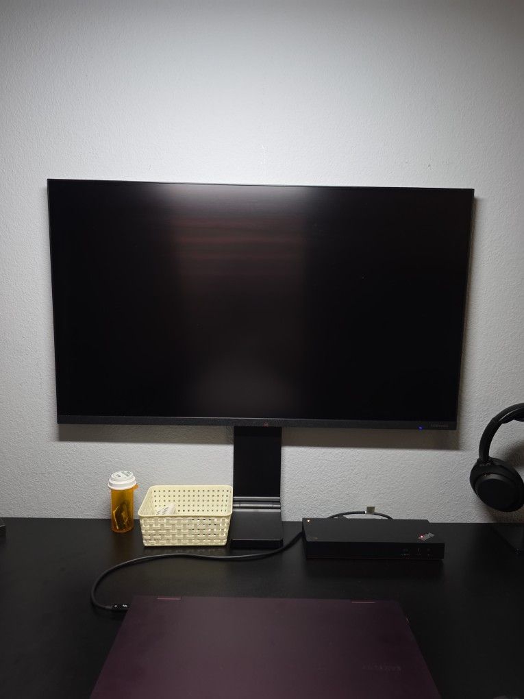 Samsung Space 32-Inch - Space Monitor In Excellent Condition