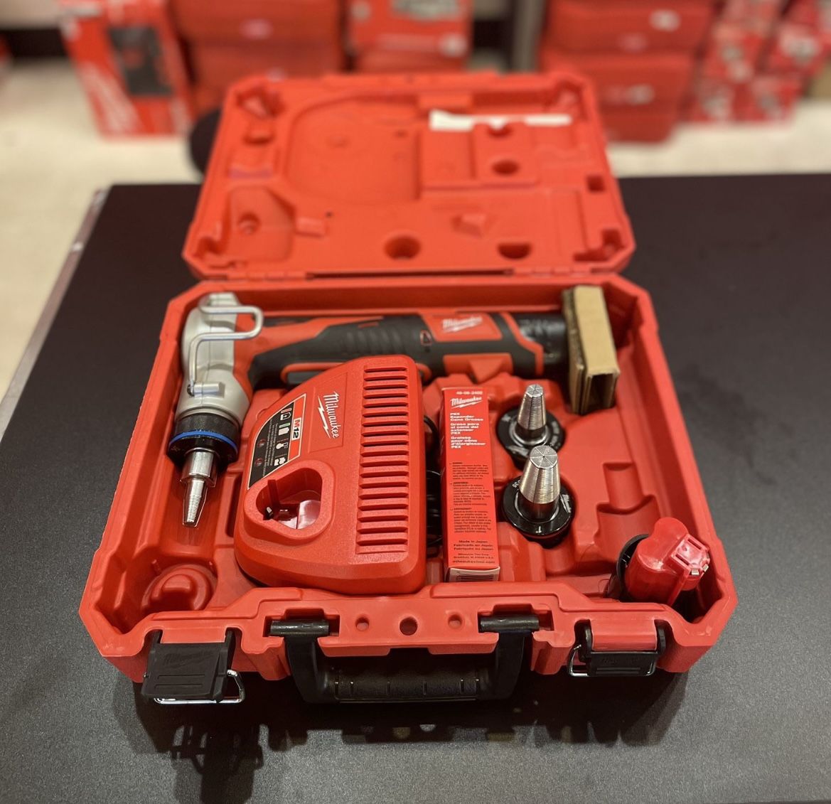 MILWAUKEE 2474-22 M12 PEX Expansion Tool Kit With (2) 1.5 Ah BATTERIES And 3 Expansion Heads And Hard Case