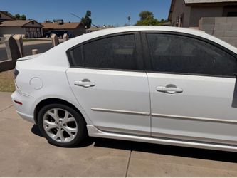 White Mazda 3 2008