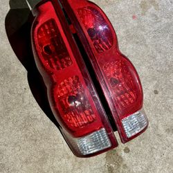 2002 - 2006 Chevy Avalanche Tail Lights – Left & Right – OEM Style
