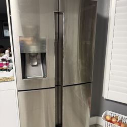 Refrigerator Cooling But Not Freezer.      For Parts Or As Only Refrigerator 