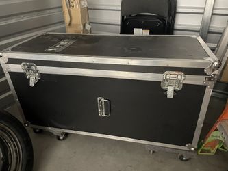 Maletero de transporte negro grande con borde cromado y forgo interior de espuma no tiene llantas (los dolly’s se venden separados)