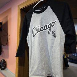 CHICAGO WHITE SOX Shirt.  UNISEX SZ M.  3/4 LENGTH  SLEEVE