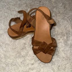 Sandalias UGG tiras café