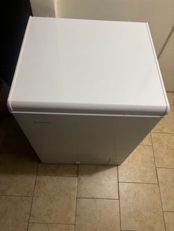 Hot Point 4.9-cu ft Chest Freezer Convertible to Refrigerator