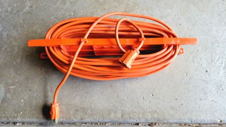 Husky 100 ft. 16/3 Medium Duty Indoor/Outdoor Extension Cord with spooler