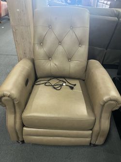Windsor Leather Power Recliner，$320
