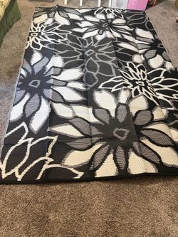 New 6X9 waterproof outdoor rug black & white