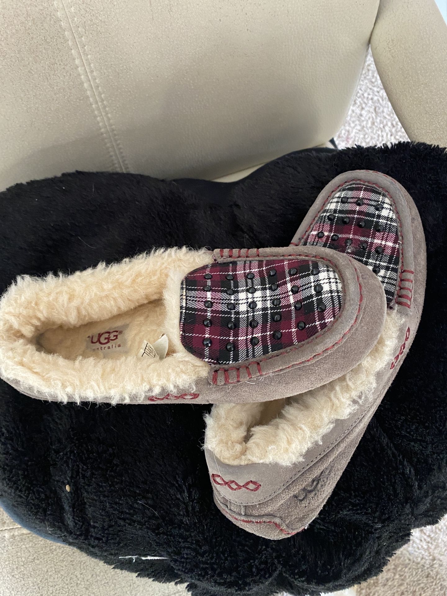 Ugg Slippers Size 6