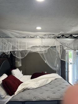 King Bed and mattress like new and 2 end tables must see obo