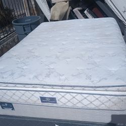 Serta Queen Pillowtop Mattress And Box Spring 