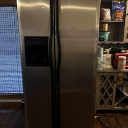 Refrigerator 