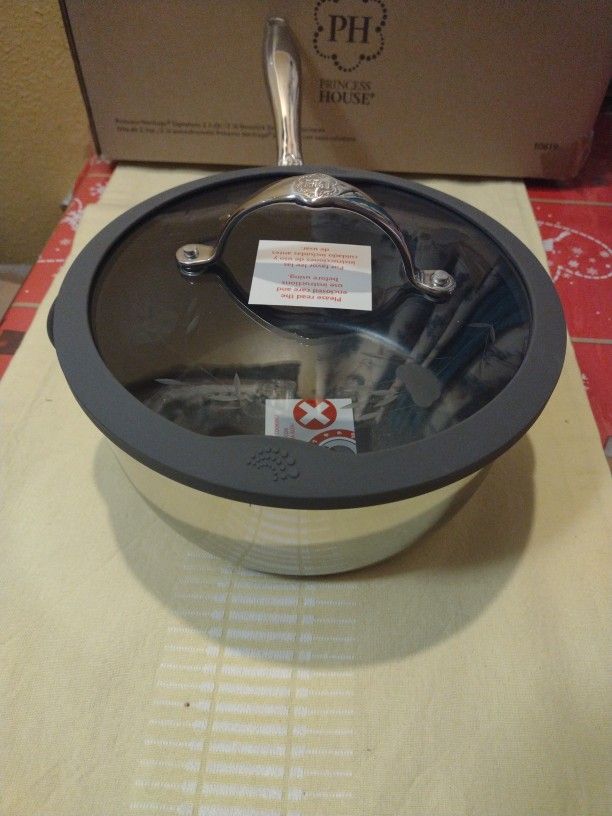 Princess House Olla de 2 .5qt antiadherente con tapa coladora signature