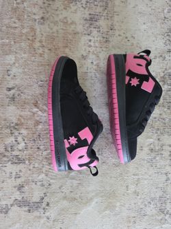 DC sneakers size 5