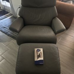 STRESSLESS BY EKORNES Mayfair Large Classic Base Recliner aGrey Leather Recliner Chair with Ottoman