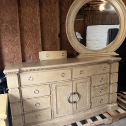 Must Go Deal! Queen bedroom Set $700 OBO 