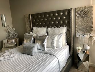 ✨ Elegant Tufted Wingback Bed Frame – Excellent Condition ✨