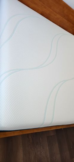 Tempur-Pedic ProAdapt Medium Hybrid (King Size) matress Like New!