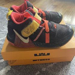 Nike Lebrone witness Size 1Y