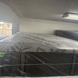 FULL SIZE SEALY POSTUREPEDIC PLUS MATTRESS & BOX SPRING BED SET