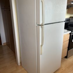 GE REFRIGERATOR 