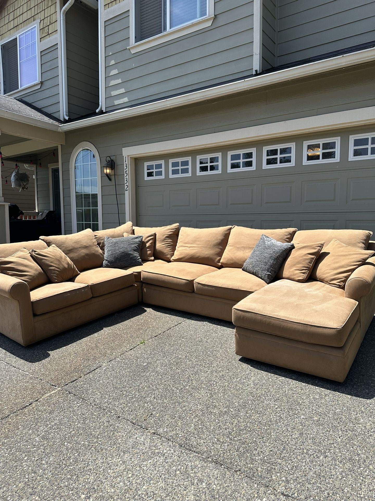 Large U-Shape Sectional Couch (FREE DELIVERY!)