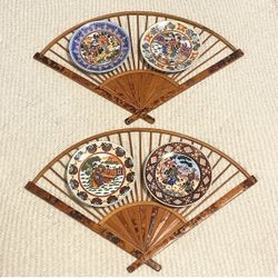 Vtg 6” W Japanese Geisha Plates (4) & Vtg Tortoise Bamboo Fan Wall Hangings (2)