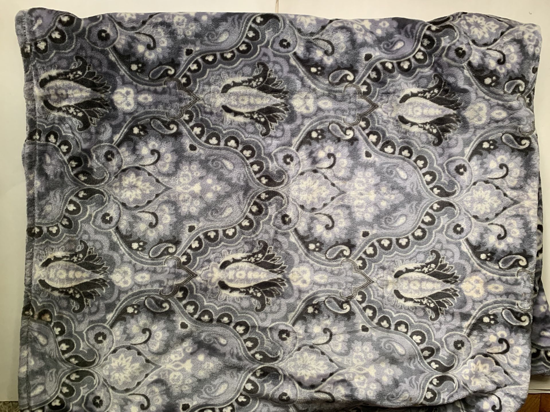 2 Big (60” X 75”) Plush Blankets/throws P/up Brooklyn NY 11229