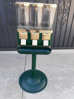 Triple head vending machine with drop tray