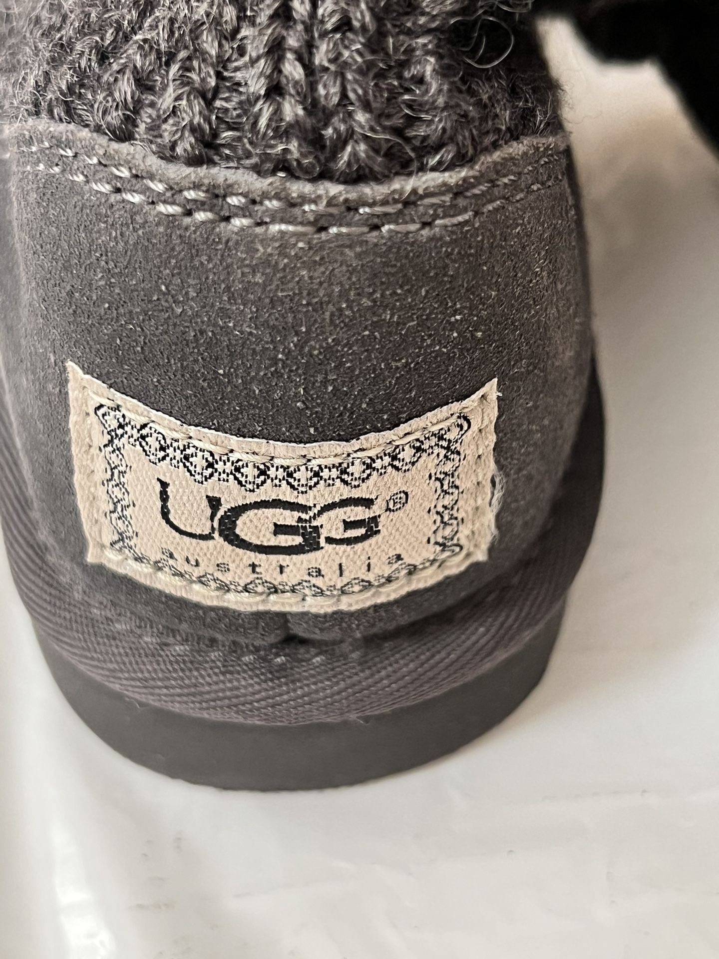 Gray UGG Australia boots with knit detail. Stylish and warm UGG gray boots. Size 5. Used in good condition