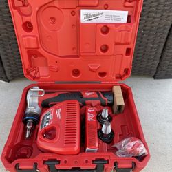 Milwaukee M12 12-Volt Lithium-Ion Cordless ProPEX Expansion Tool Kit with (2) 1.5Ah Batteries, (3) Expansion Heads and Hard Case