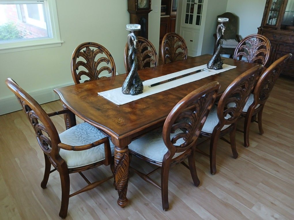 American Signature – Beautiful Tommy Bahama Dining Room Set- West Indies Collection