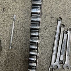 Mechanics tool set in inch sockets and wrenches