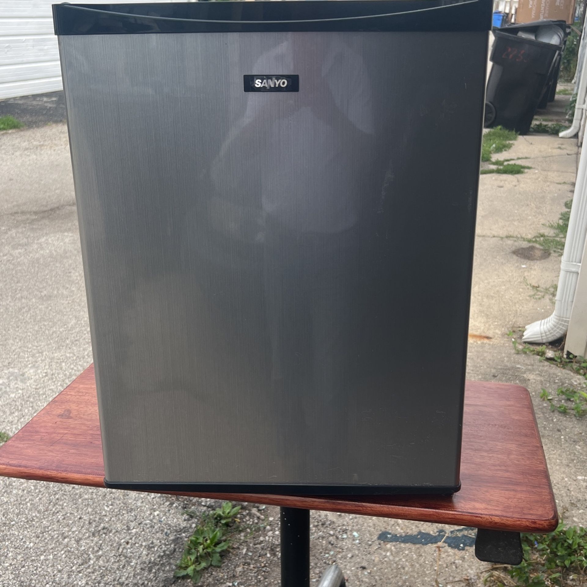 Sanyo Mini Fridge Like New