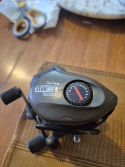 2 graphite baitcasting reels