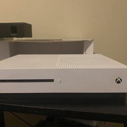 Xbox one (White) 1 Tb with accessories