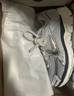 Womans Nike Vomero 5