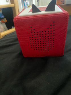Tonie Box with tonies and case.