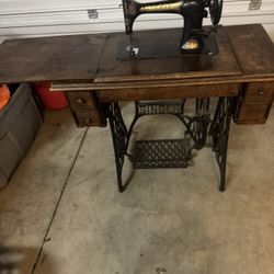 Early 1900’s Singer Sewing Machine (German, Jones)