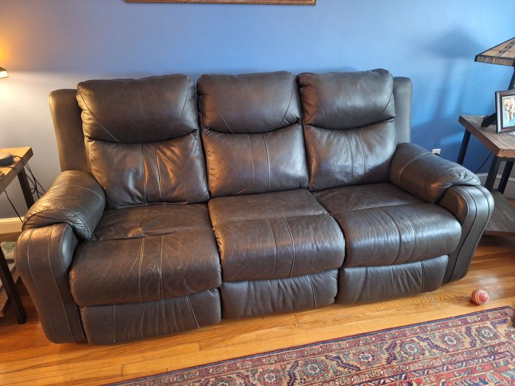 Beautiful Leather Dual-Sided Recliner Sofa