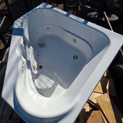 Jacuzzi Tub- Delivery Available!