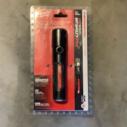 Milwaukee Red Lithium USB 1100 Lumens Twist Focus Flashlight 