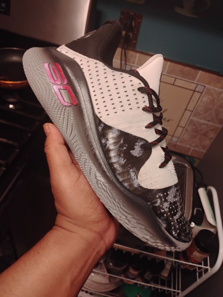 STEPH CURRYS SIZE 9