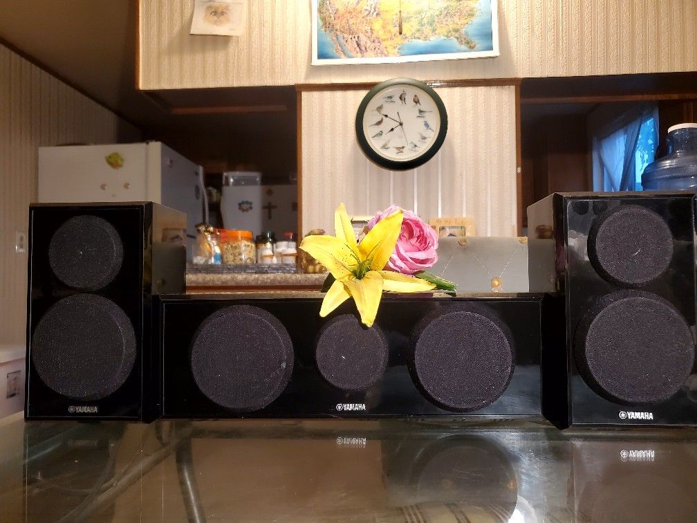 Yamaha Ns-B 150 Sourround Speakers And Ns-C 150 Center Speaker