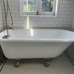 Beautiful Cast Iron Claw Foot Tub